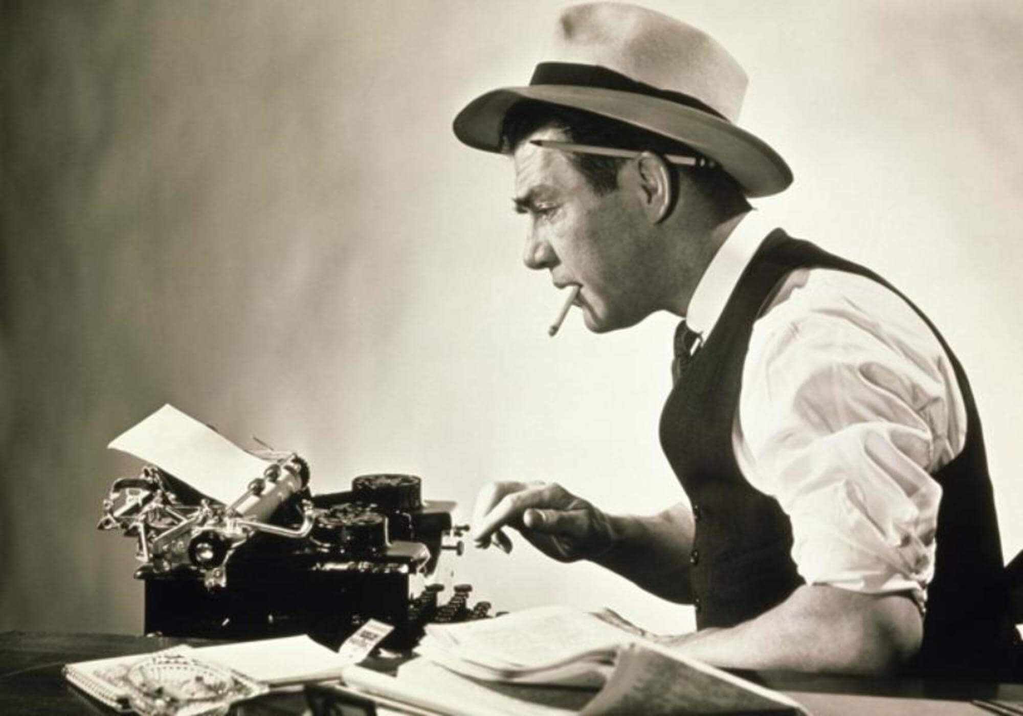 Писатель работающий в жанре. Журналист история. Старый писатель 20 века. Журналисты Америки 1920. Писатель за печатной машинкой.